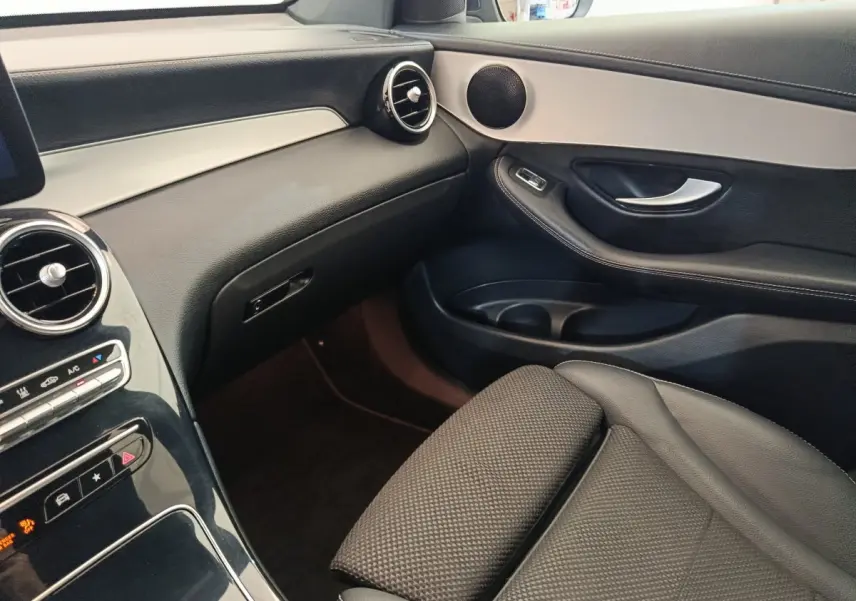 Vue intérieure côté passager avant du Mercedes GLC 300 DE Business Line 2022, avec tableau de bord noir et détails argentés.