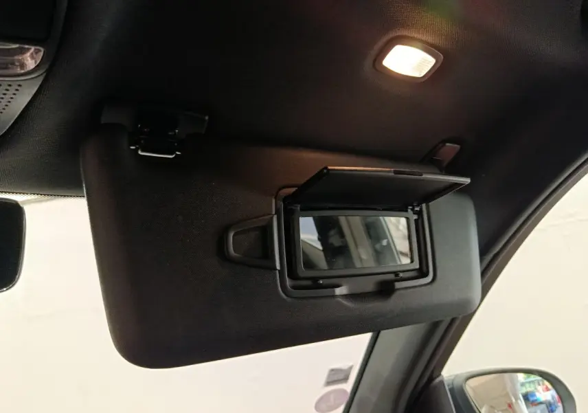 Détail du pare-soleil côté conducteur avec miroir éclairé dans le Mercedes GLC 300 DE Business Line bleu 2022.