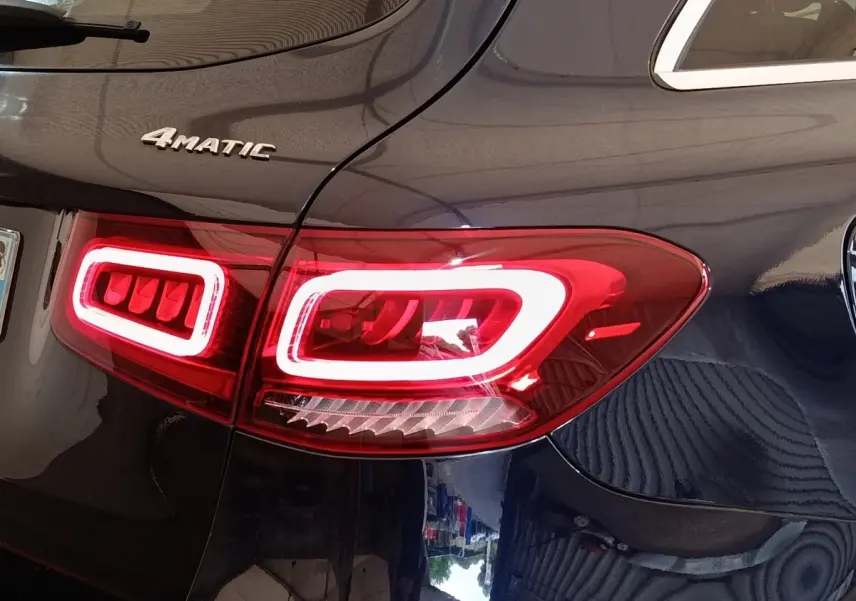 Gros plan sur le feu arrière gauche allumé d’un Mercedes GLC 300 DE Business Line bleu 4MATIC, 2022.