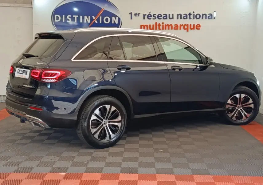 Mercedes GLC 300 DE Business Line bleu, vue de profil côté droit en intérieur avec jantes distinctives.