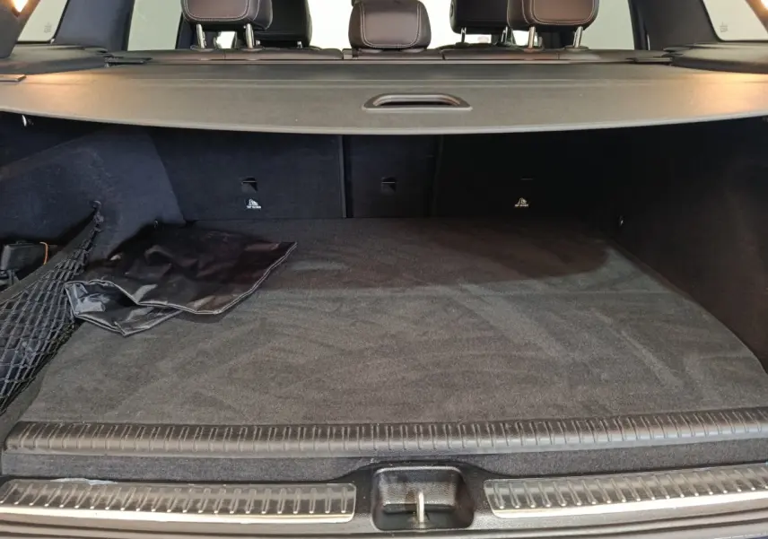 Coffre spacieux de Mercedes GLC 300 DE Business Line 2022, vue arrière avec cache-bagages et filet de rangement.