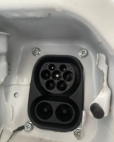 Prise de charge Type 2 et CCS sur le côté avant gauche du DFSK EC35 blanc électrique 2023.