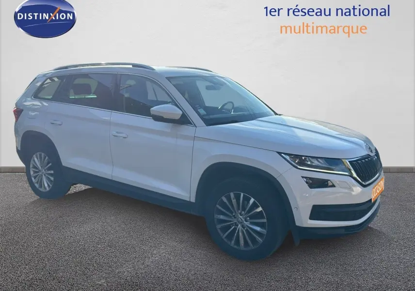 Vue 3/4 avant droite d'un Skoda Kodiaq blanc 2018 avec jantes alliage et calandre noire distinctive.