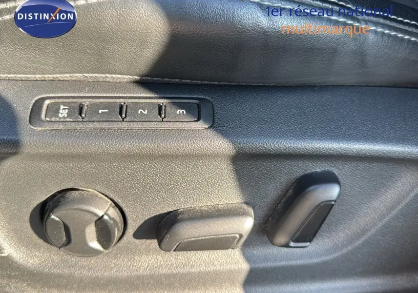 Détail des commandes de réglage électrique des sièges en cuir noir dans un Skoda Kodiaq blanc 2018.