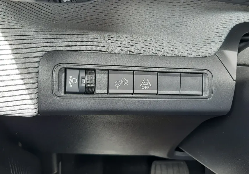Détail intérieur des commandes de réglage d’éclairage et d’aide à la conduite sur Citroën C3 Aircross 2026 blanc banquise.