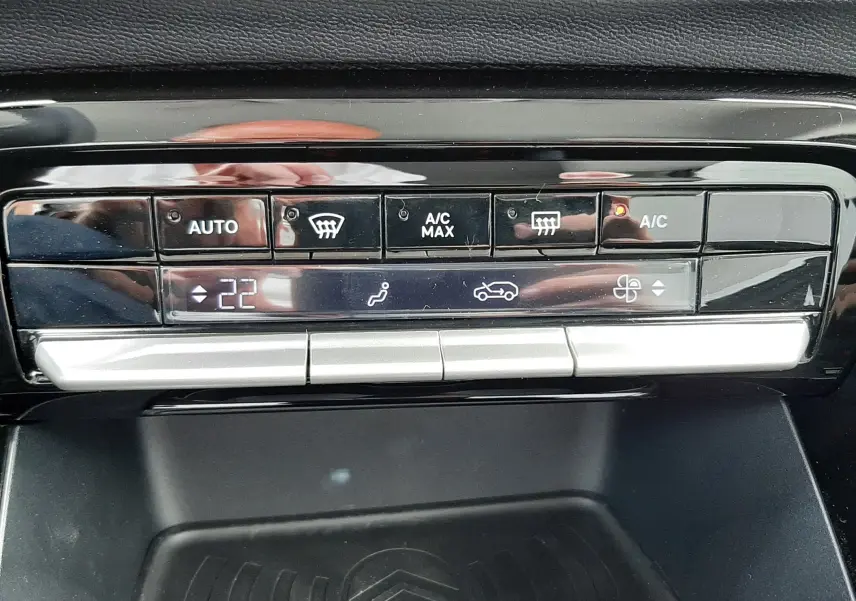 Panneau de commande de la climatisation automatique avec affichage digital à 22°C dans une Citroën C3 Aircross 2026.