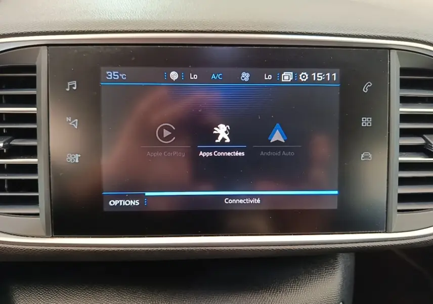 Écran tactile central du tableau de bord de la Peugeot 308 blanc, affichant les options Apple CarPlay et Android Auto.