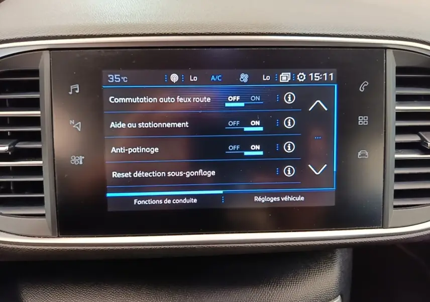 Écran tactile central affichant les réglages de conduite dans l’habitacle d’une Peugeot 308 blanche de 2020.