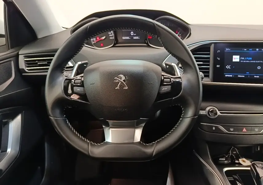 Vue centrée sur le volant cuir noir et le tableau de bord avec écran tactile de la Peugeot 308 2020.