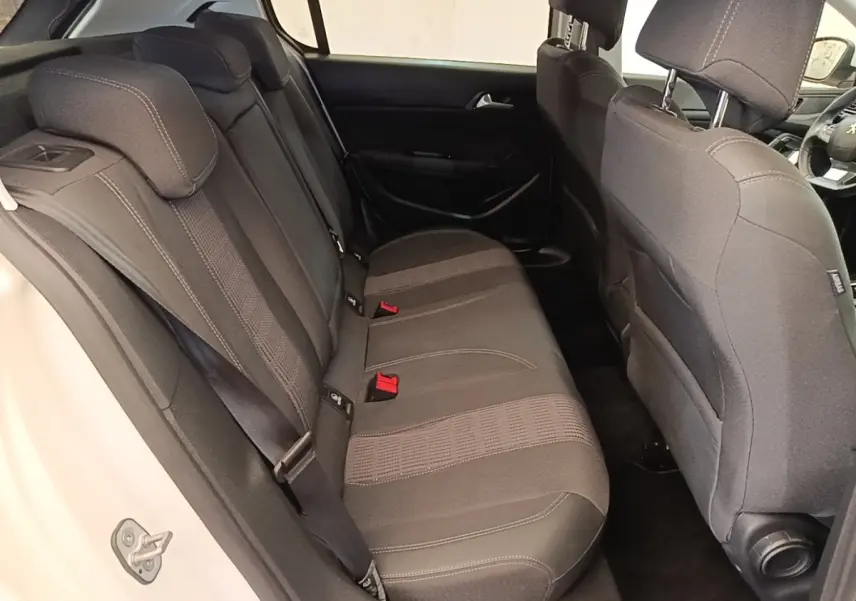 Vue intérieure côté gauche des sièges arrière noirs de la Peugeot 308 BlueHDi 130 Allure blanche de 2020.