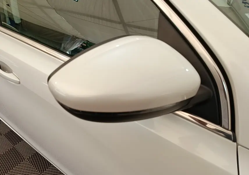 Gros plan sur le rétroviseur côté conducteur blanc de la Peugeot 308 BlueHDi 130 EAT8 S&S Allure 2020.