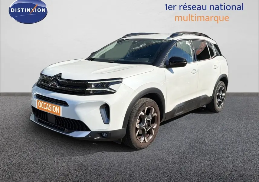 Citroën C5 Aircross blanc nacré métal en 3/4 avant droit, avec toit noir et jantes bi-ton distinctives.