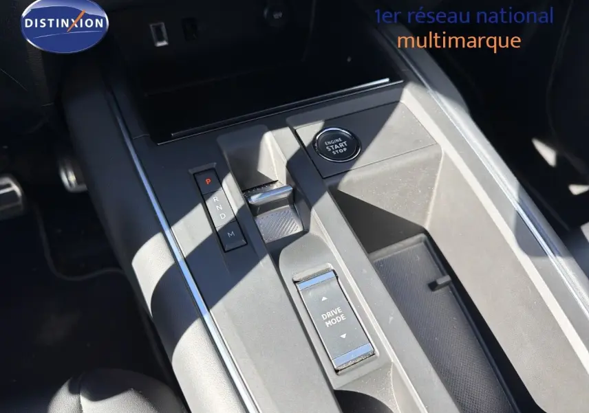 Gros plan sur la console centrale du Citroën C5 Aircross 2023, montrant la commande de boîte auto et le bouton start/stop.