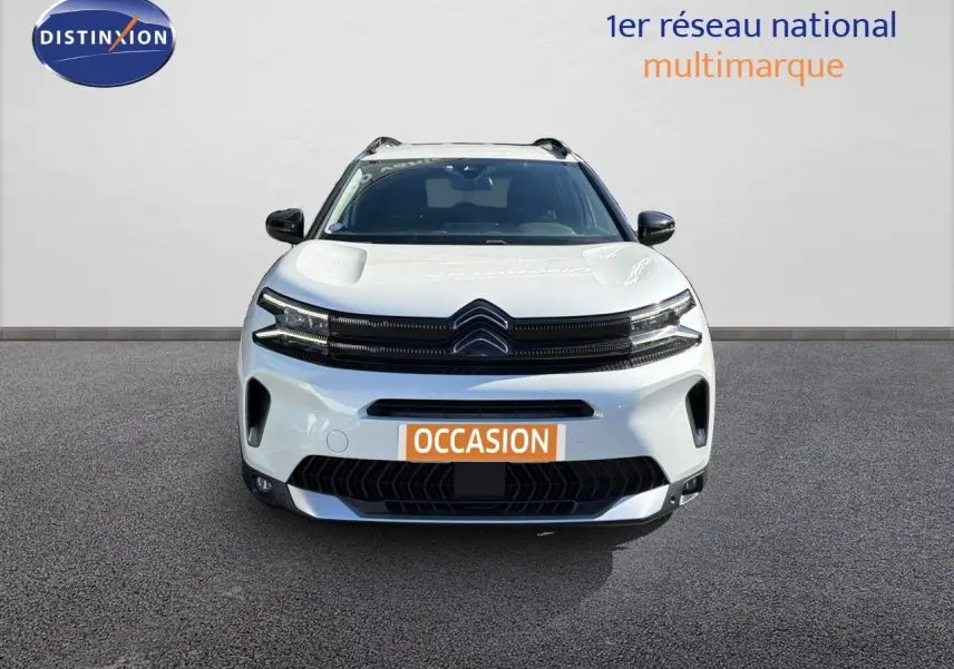 Citroën C5 Aircross blanc nacré vue de face, mettant en valeur la calandre noire et les phares LED fins.