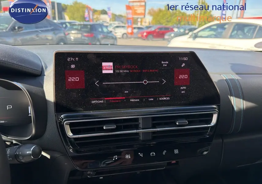 Vue intérieure du tableau de bord du Citroën C5 Aircross 2023, écran tactile affichant la radio FM Skyrock.