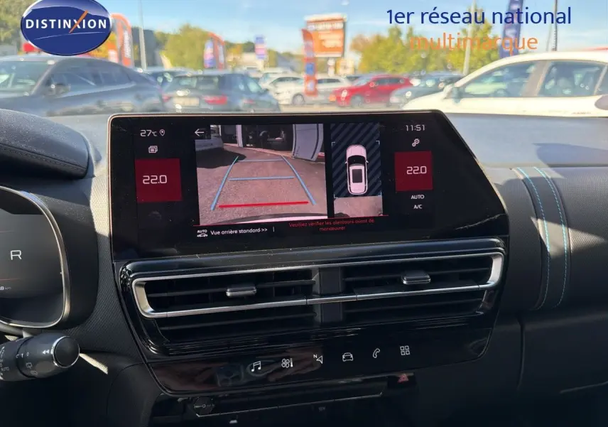 Vue intérieure du tableau de bord du Citroën C5 Aircross blanc nacré, écran tactile affichant la caméra de recul.