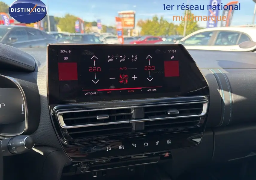 Vue rapprochée du tableau de bord noir du Citroën C5 Aircross 2023 avec écran tactile et commandes de climatisation digitales.