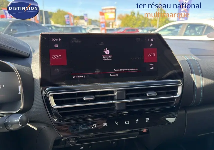 Tableau de bord du Citroën C5 Aircross blanc nacré, vue frontale centrée sur l’écran tactile et les aérateurs.