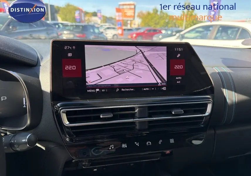 Vue intérieure du tableau de bord du Citroën C5 Aircross 2023, écran tactile central avec navigation et commandes climatisation.