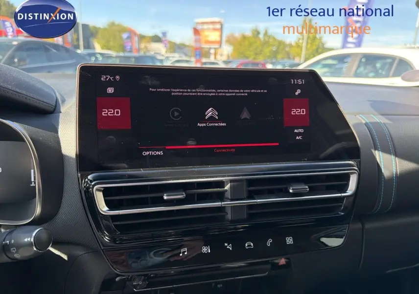 Vue intérieure du tableau de bord du Citroën C5 Aircross blanc nacré, avec écran tactile central et commandes climatisation visibles.
