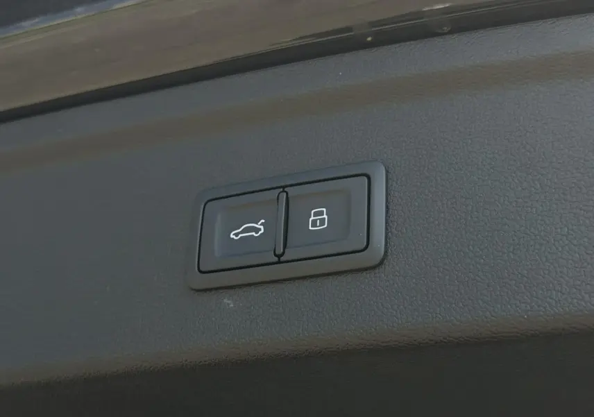 Gros plan sur les boutons d'ouverture et de verrouillage du hayon électrique de l'Audi A3 Sportback noir Mythe.