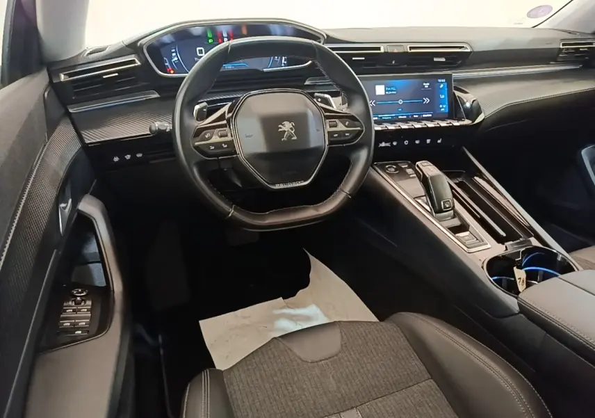 Vue intérieure avant du tableau de bord et volant cuir noir de la Peugeot 508 Puretech 2019 avec écran tactile central.
