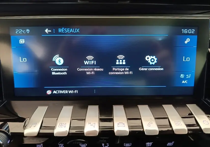 Écran tactile central de la Peugeot 508 gris foncé affichant les options de connexion Bluetooth et Wi-Fi.