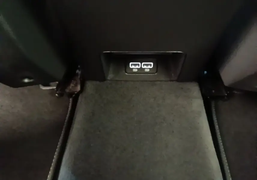 Vue rapprochée des ports USB arrière dans l'habitacle sombre de la Peugeot 508 gris foncé Puretech 2019.