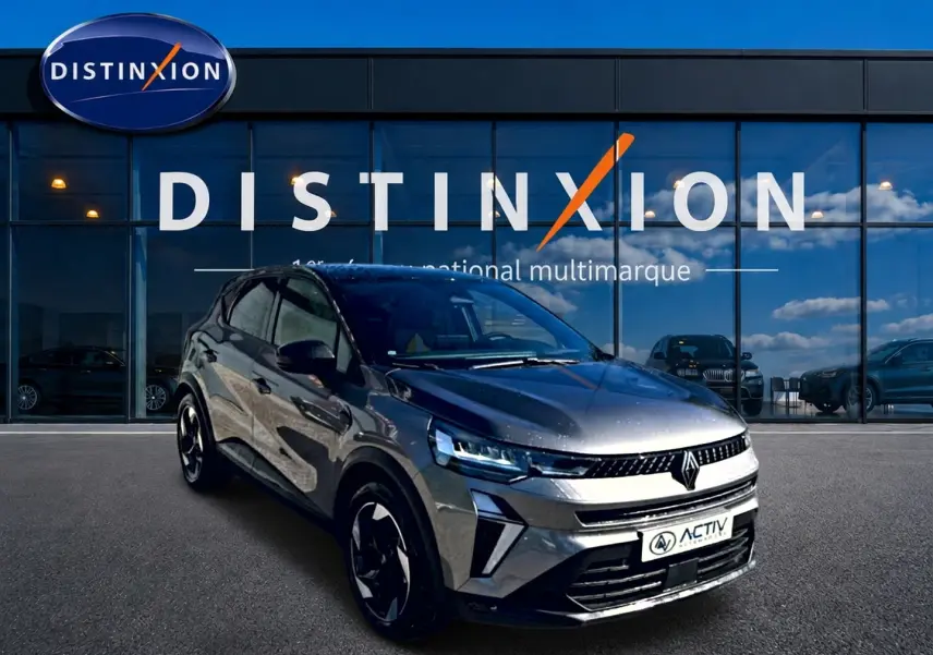Renault Captur 2026 gris cassiopée en 3/4 avant, avec jantes alu et calandre moderne devant showroom Distinxion.