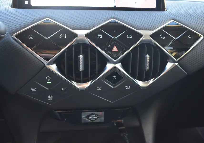 Vue rapprochée de la console centrale du DS3 Crossback 2024, avec commandes en losange et aérateurs chromés.
