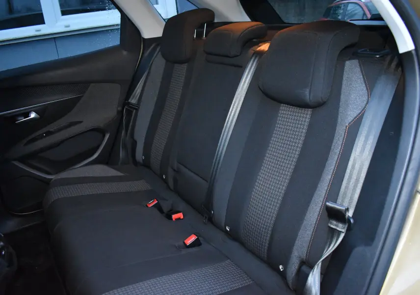 Vue intérieure montrant la banquette arrière noire avec motifs et ceintures de sécurité sur DS3 Crossback 2024.