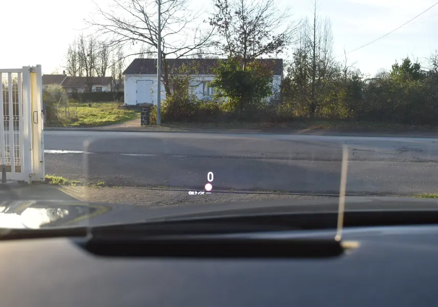 Vue intérieure du DS3 Crossback 2024 essence, affichage tête haute projetant la vitesse sur le pare-brise.