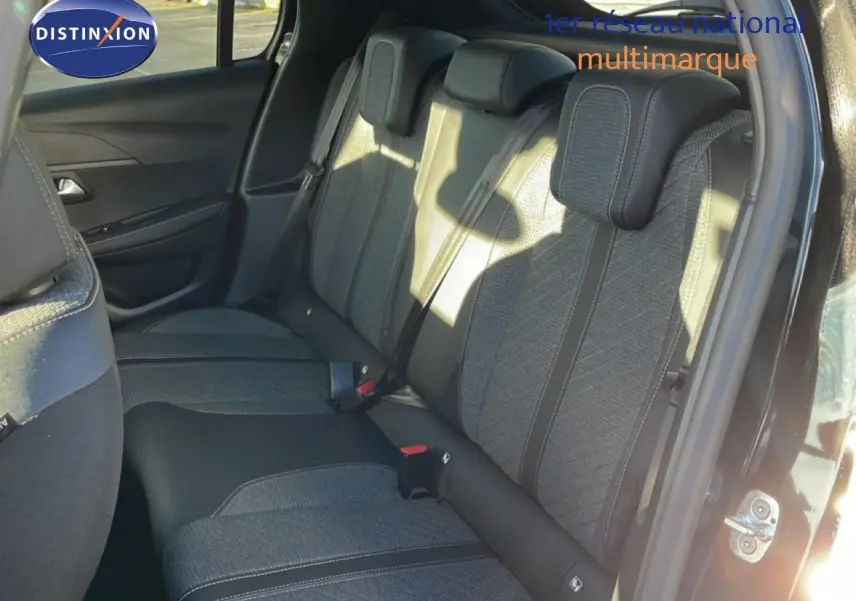 Vue intérieure côté droit des sièges arrière en tissu gris et cuir noir d'une Peugeot 208 noire 2025 hybride.