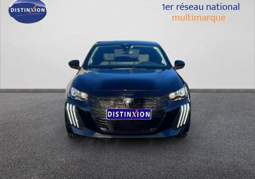 Vue frontale d'une Peugeot 208 noire 2025 avec feux LED distinctifs et calandre imposante.