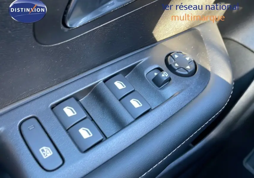 Gros plan sur les commandes de lève-vitres et réglages des rétroviseurs côté conducteur d'une Peugeot 208 noire 2025.