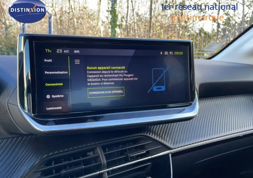 Écran tactile central de la Peugeot 208 noir, vue intérieure du tableau de bord avec menu connectivité affiché.