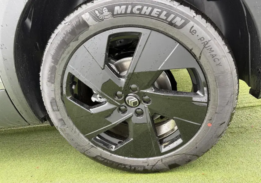Gros plan sur la roue avant gauche du Citroën C5 Aircross Platinium avec jante alliage noire brillante et pneu Michelin.