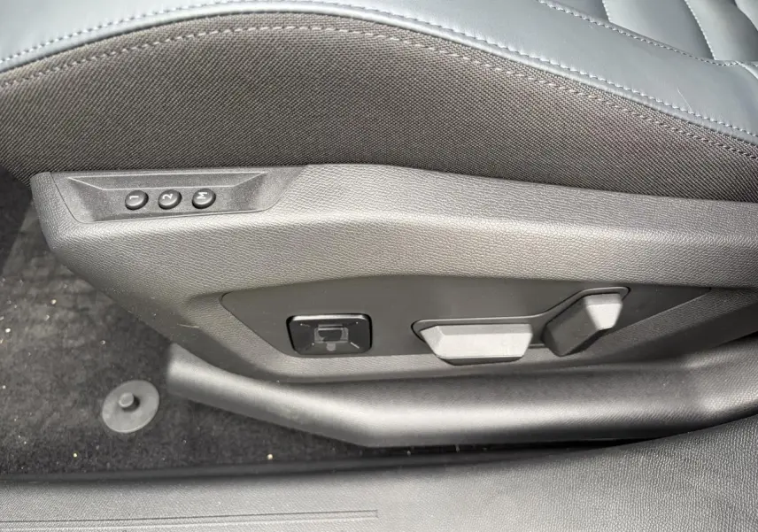 Gros plan sur les commandes de réglage électrique du siège conducteur gris foncé du Citroën C5 Aircross 2026.