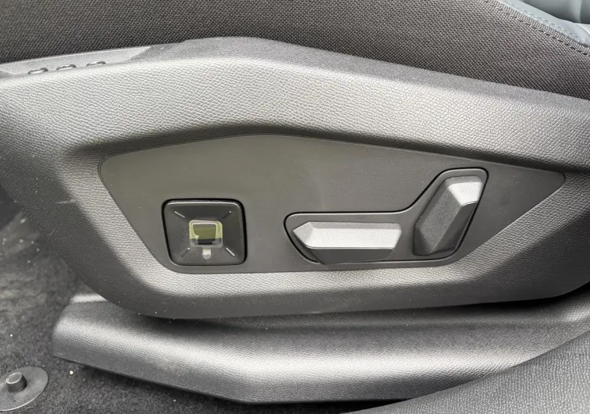 Gros plan sur les commandes électriques de réglage du siège conducteur du Citroën C5 Aircross II platinium toit noir.