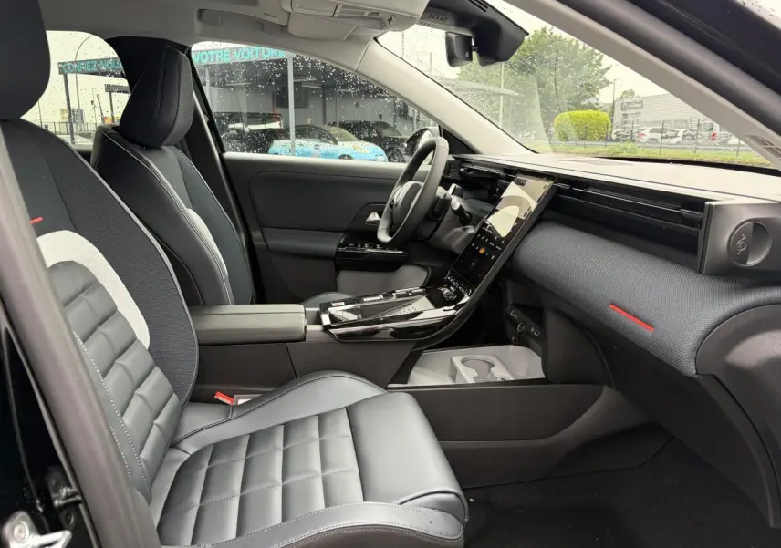 Vue intérieure côté conducteur du Citroën C5 Aircross 2026, sièges gris et tableau de bord avec écran tactile vertical.