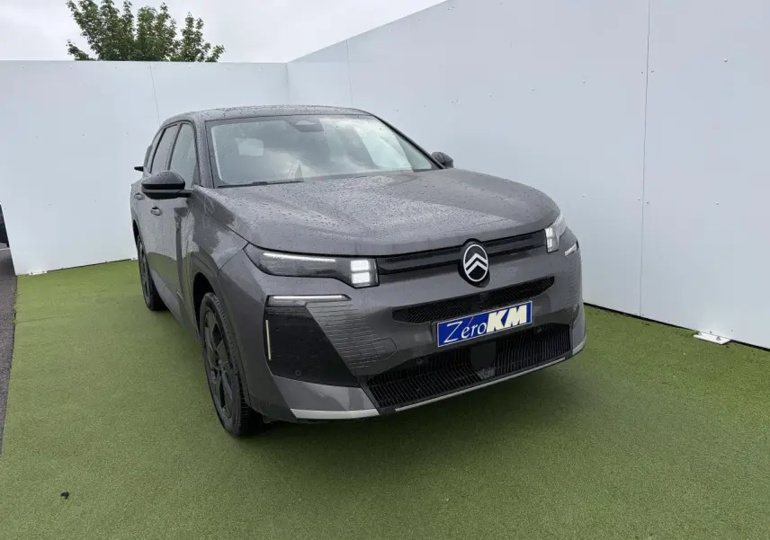 Vue 3/4 avant d'un Citroën C5 Aircross platinium gris avec toit noir, phares LED et jantes alliage noires.