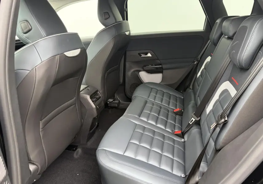 Vue côté gauche de la banquette arrière cuir gris avec surpiqûres et appuis-tête du Citroën C5 Aircross 2026.