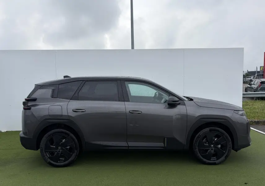 Vue de profil côté gauche d'un Citroën C5 Aircross 2026 gris platinium avec toit noir et jantes alliage noires.