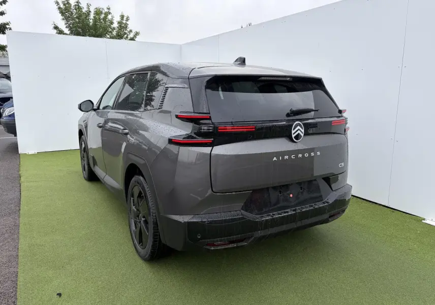 Vue 3/4 arrière droite du Citroën C5 Aircross platinium avec toit noir, feux arrière LED et jantes alliage noires.