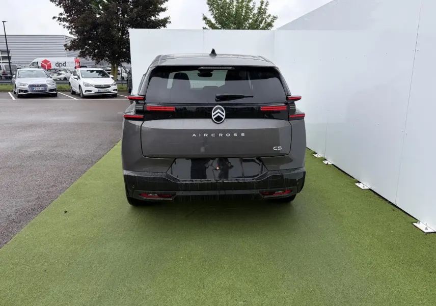 Vue arrière d'un Citroën C5 Aircross 2026 gris Platinium avec toit noir et feux arrière LED horizontaux distinctifs.