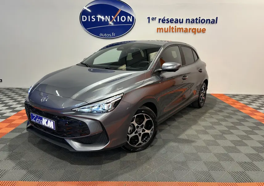 Vue 3/4 avant droite de la MG3 1.5 Hybrid+ 195 Luxury en gris Hampstead avec jantes alliage et phares LED allumés.