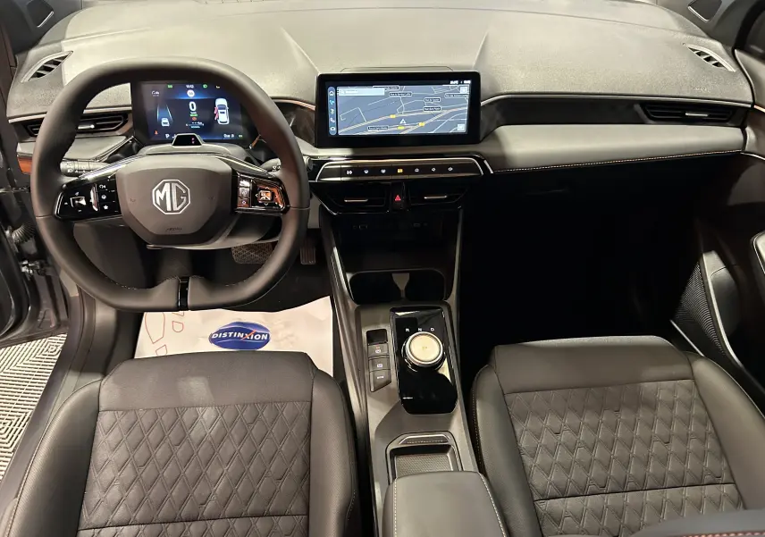 Vue intérieure frontale du tableau de bord et volant du MG3 1.5 Hybrid+ 195 Luxury avec écran tactile et sellerie noire.