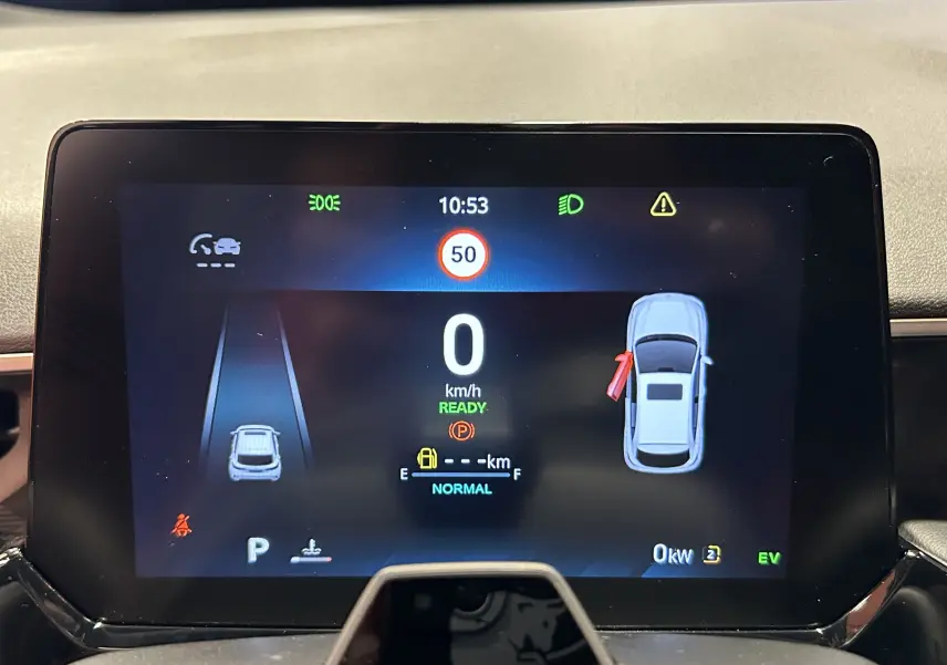 Écran numérique du tableau de bord du MG3 1.5 Hybrid+ 195 Luxury affichant vitesse, alertes et porte gauche ouverte.