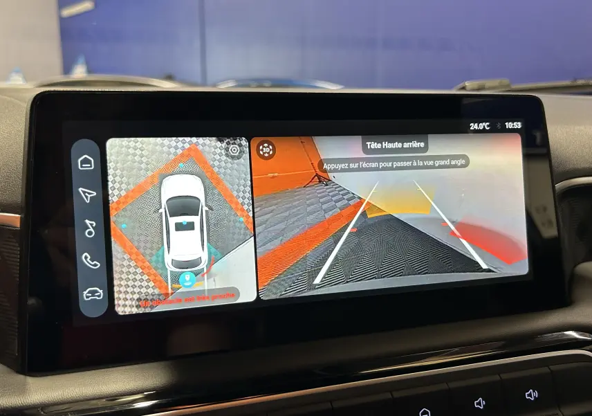 Écran tactile intérieur montrant la caméra 360° et la vue arrière du MG3 Hybrid+ 2026 en gris Hampstead.