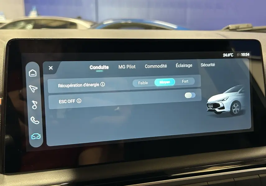 Écran tactile intérieur montrant les réglages de conduite du MG3 1.5 Hybrid+ 195 Luxury en gris Hampstead.